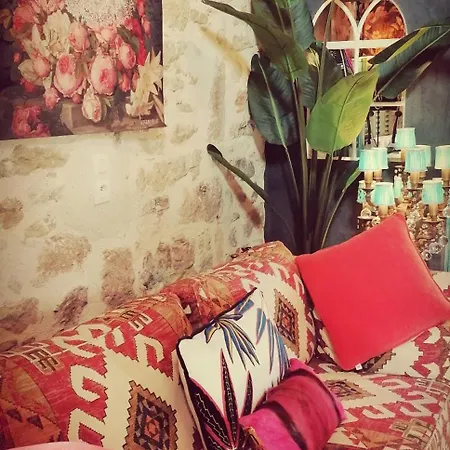 Boutique 144 *