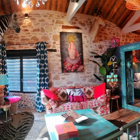 Boutique 144 *